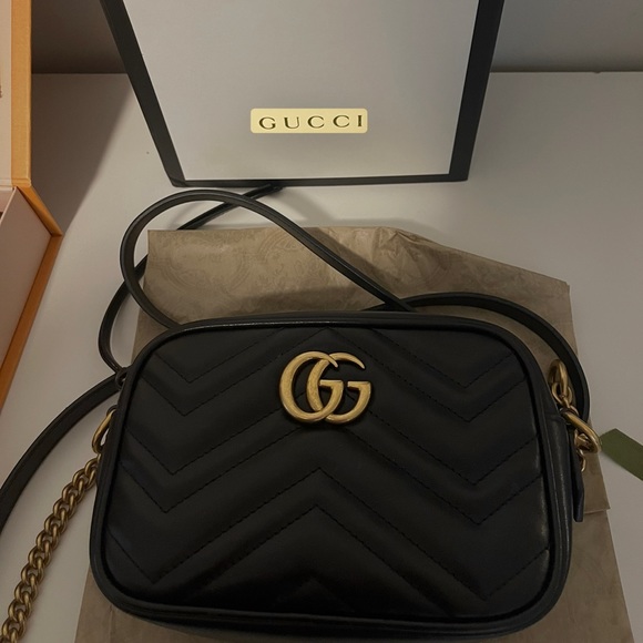 Handbags - Like new authentic GG Marmont shoulder bag.